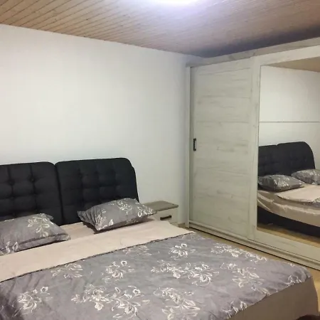 Vila * Douazeci si Trei August